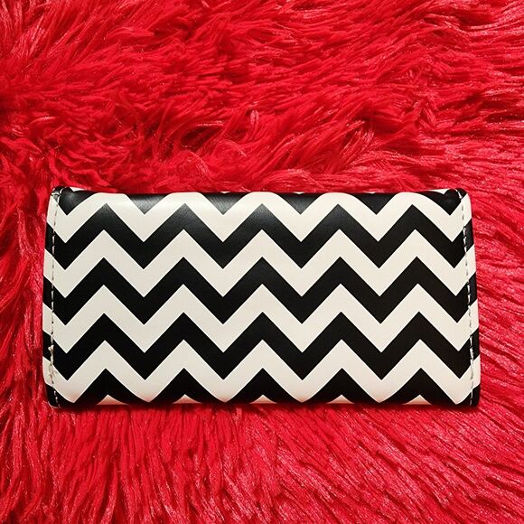 Black and White Wallet in a Beautiful Chevron Pattern with a Black Accent Bow - Picture 2 of 12